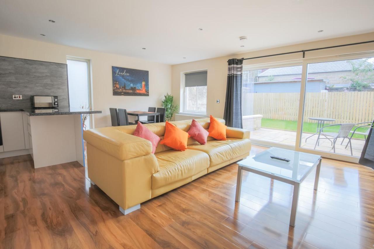 Stylish Modern Newly Built Apartment 15 Min From City Centre エディンバラ エクステリア 写真