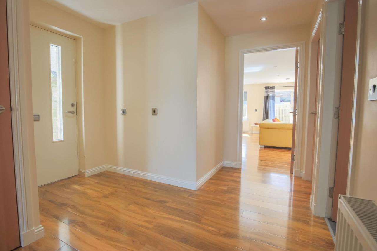 Stylish Modern Newly Built Apartment 15 Min From City Centre エディンバラ エクステリア 写真