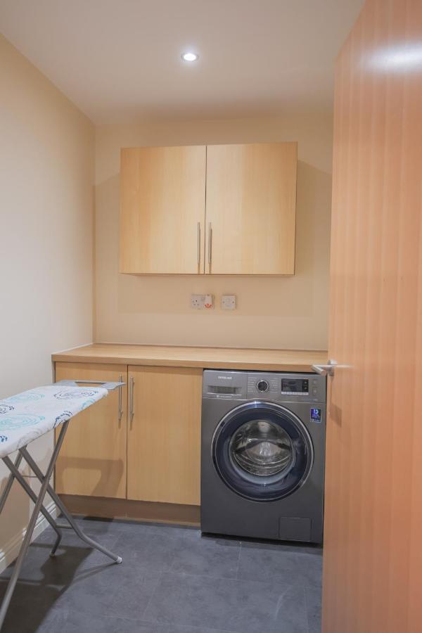 Stylish Modern Newly Built Apartment 15 Min From City Centre エディンバラ エクステリア 写真