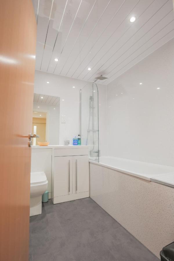 Stylish Modern Newly Built Apartment 15 Min From City Centre エディンバラ エクステリア 写真