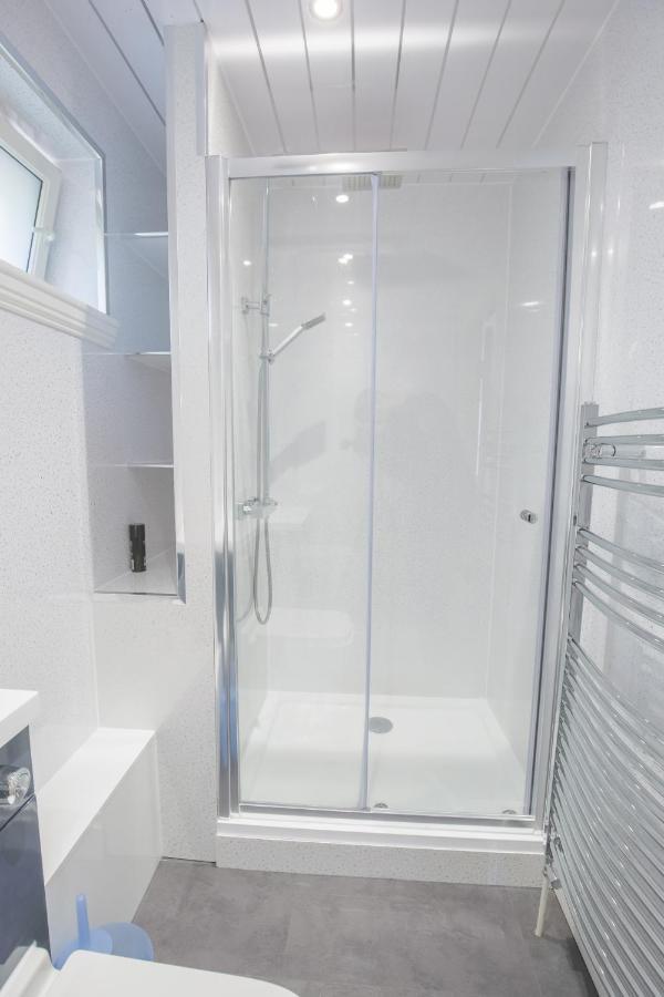 Stylish Modern Newly Built Apartment 15 Min From City Centre エディンバラ エクステリア 写真