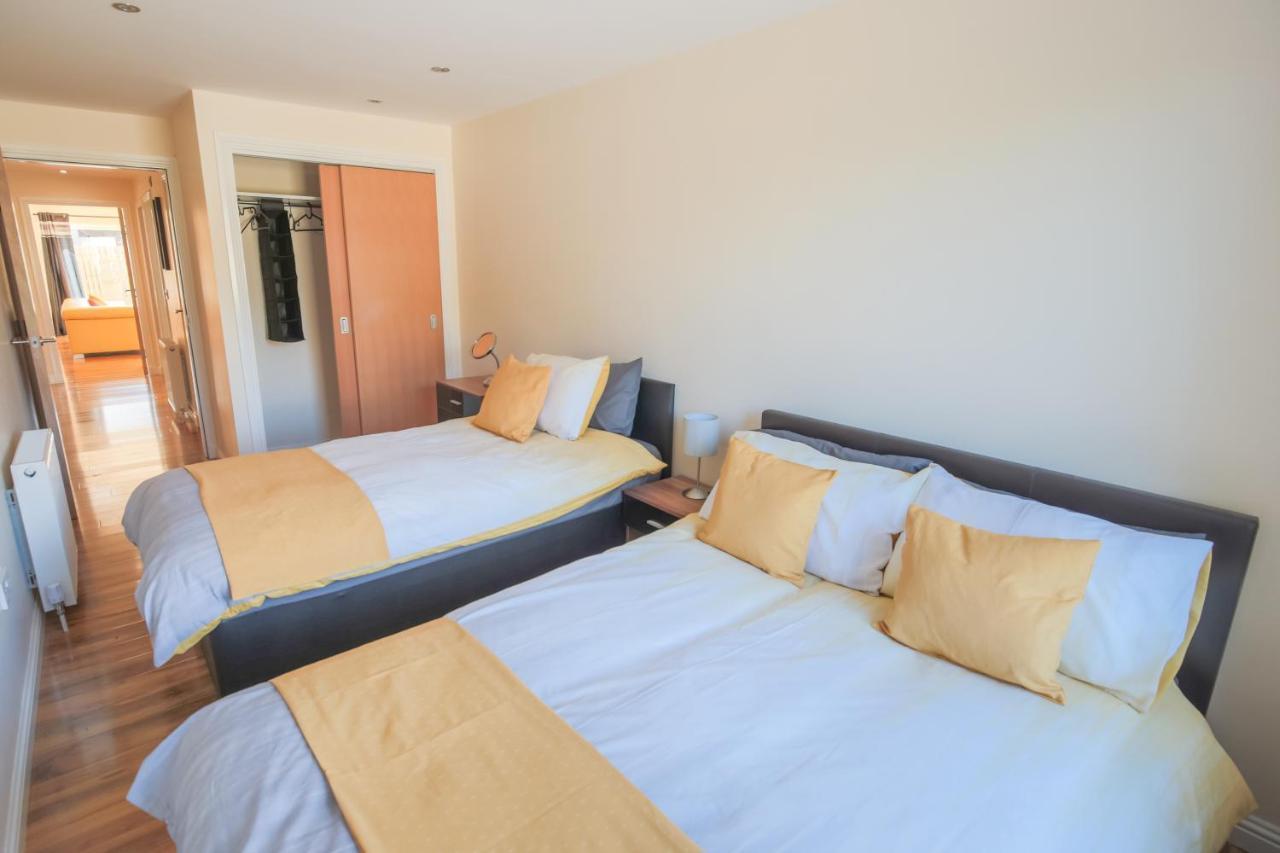Stylish Modern Newly Built Apartment 15 Min From City Centre エディンバラ エクステリア 写真