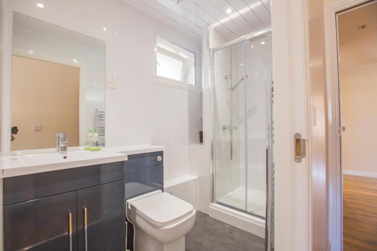 Stylish Modern Newly Built Apartment 15 Min From City Centre エディンバラ エクステリア 写真